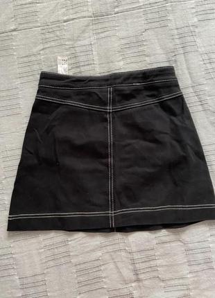 Черная джинсовая юбка короткая мини с белыми швами2 фото