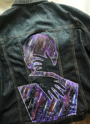 Космічний розпис фарбами на джинсовій куртці джинсовці малюнок не принт кастом