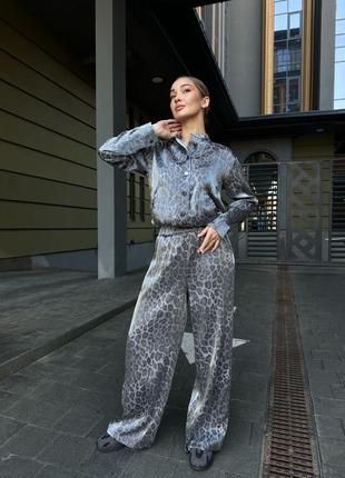 Сірий леопардовий блискучий жіночий костюм оверсайз вільного крою штани палаццо сорочка леопард трендовий леопардовий прогулянковий костюм