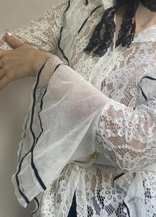 Мереживна біла блуза на дівчинку з манжетами3 фото