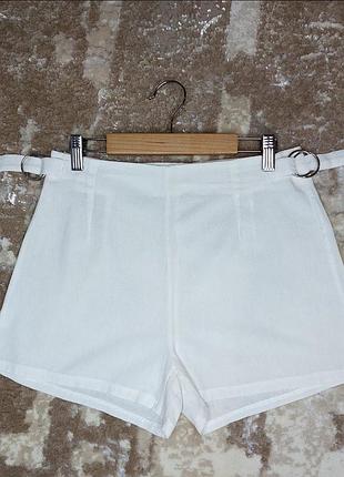 Белоснежные шорты на размер с.