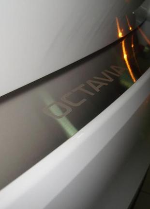 Накладка на задний бампер skoda octavia a7 (шкода октавия а7) с логотипом, без загиба. нерж.