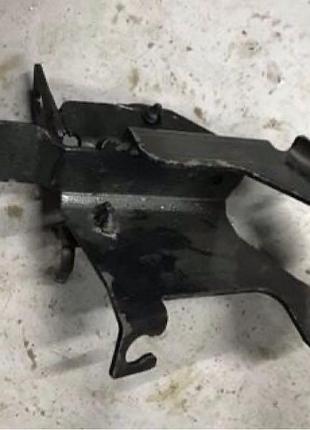 Бу кронштейн тормозной трубки renault, 8200017773 laguna 2,