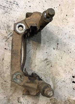 Бу скоба супорта переднього mercedes w168, a1684202315