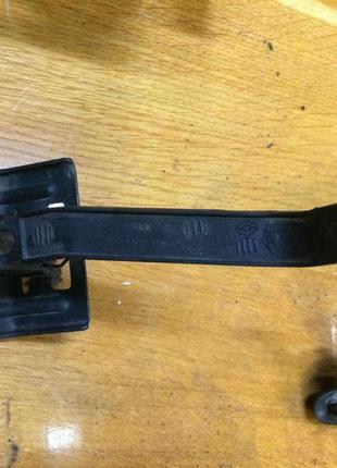 Бу крюк капота renault scenic 2, 8200119676