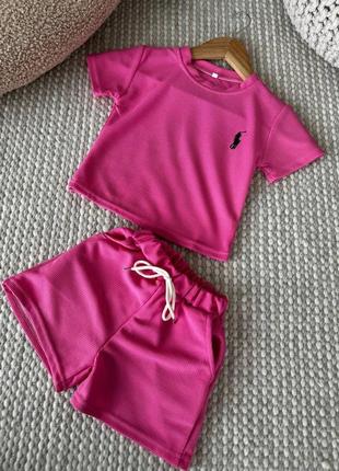 Яскравий рожевий костюмчик (футболка + шортики)1 фото