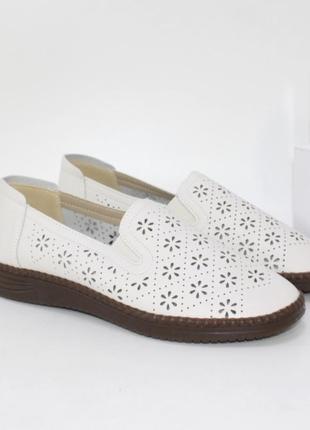 Бежеві літні туфлі з перфорацією