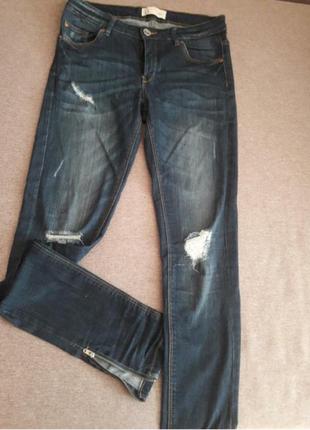 Стильные джинсы стрейч с замочками по низу1 фото