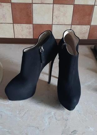 Замшевые ботильйоны