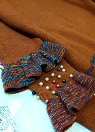 Стильный коричневый свитер джемпер оверсайз  с рюшами и жемчугом на рукавах5 фото