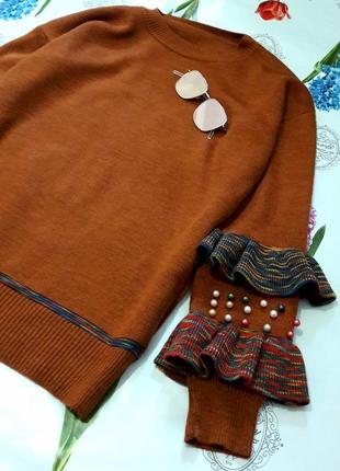 Стильный коричневый свитер джемпер оверсайз  с рюшами и жемчугом на рукавах6 фото