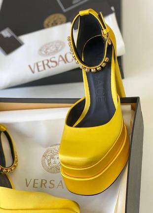 Босоножки на каблуке версаче versace бархатные туфли на платформе bratz 🥰 скидка !!2 фото