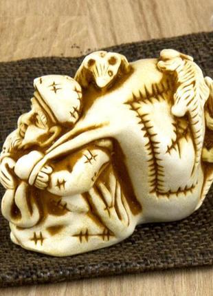 Статуетка дайкоку з щурами netsuke charm гіпс 4x2.9x2.2 см (00...2 фото