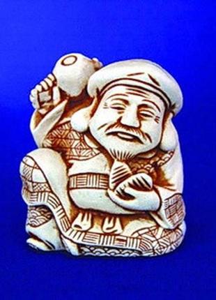 Статуетка нецке дайкоку з золотими злитками netsuke гіпс 5x4.2...