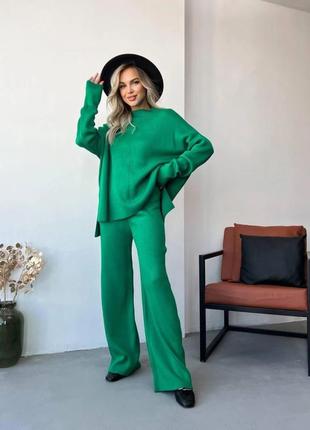 Костюм з брюками зеленого кольору 💚1 фото