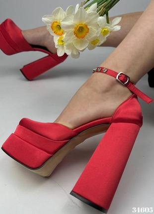 Туфлі на високих підборах з квадратним носиком туфлі червоні атласні туфлі в стилі версаче атласні туфлі на підборах в стилі versace10 фото