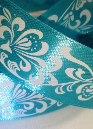 Стрічка атласна з малюнком візерунком, 2,5 см, вензель блакитна