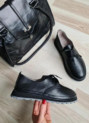 Шкіряні туфлі жіночі без підборів лофери жіночі чорні туфлі на шнурівках з натуральної шкіри мокасини жіночі чорні туфлі на танкетці