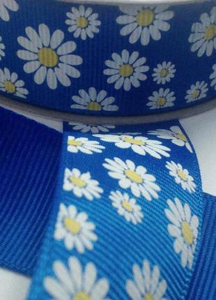 Репсова стрічка з малюнком, 2,5 см, ромашки на синьому