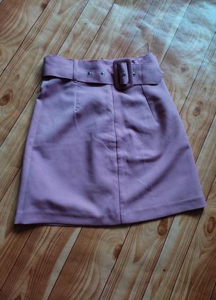 Короткая розовая юбка с поясом1 фото