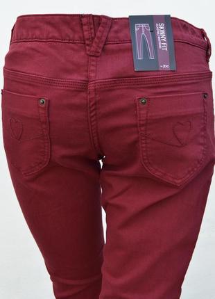 Модні бордові джинси з брелоком skinny fit jbc4 фото