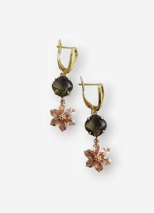 Сережки з підвіскою квітка та фіанітами оливково-золотистого кольору (sb-0055)1 фото