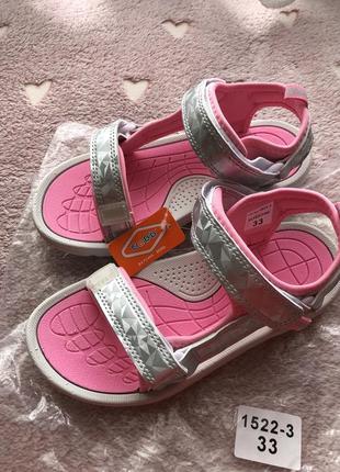 Срвблясті рожеві босоніжки трекери для дівчат. стильні і сучасні сандалі.