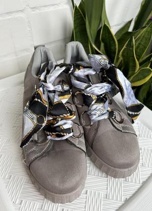 Серые кроссовки с декоративной лентой