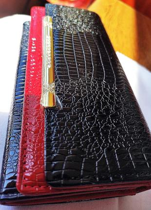 Шикарний шкіряний гаманець. червоно-чорний. лак. під крокодила.