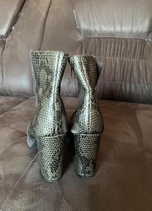 Ботинки серые с принтом змеиной кожи3 фото