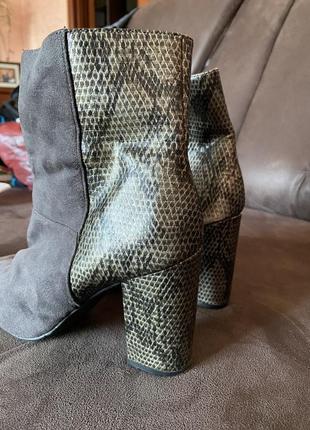 Ботинки серые с принтом змеиной кожи2 фото