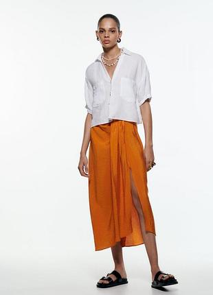 Сатінова спідниця з розрізом .