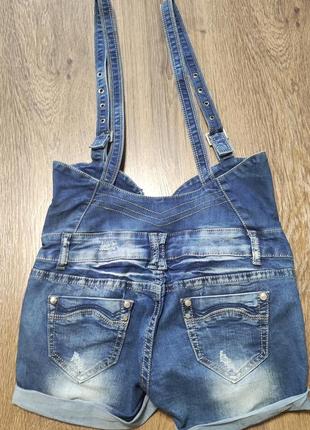 Джинсовий комбінезон.