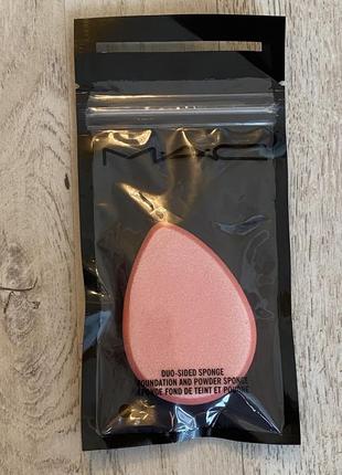 Cпонж (пуховка) для макияжа от mac duo-sided sponge foundation and powder sponge