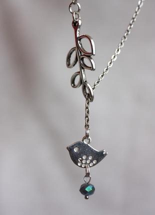 Маленька пташка на регульованій ланцюжку. намисто з гілочкою і пташкою.