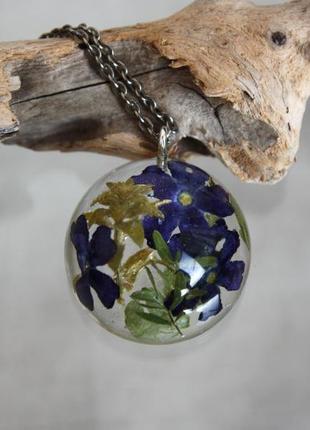 Кулон-полусфера с синей примулой в эпоксидной смоле