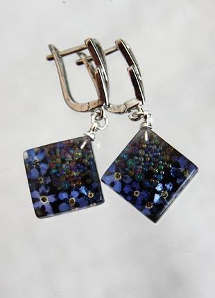 Геометричні сережки з незабудкою на чорному фоні в епоксидній смолі