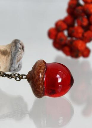 Кулон жолудь, епоксидна кольорова смола та реальна шапочка жолудя.