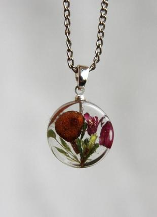 Маленький кулон зі справжніми грибами та квітами в епоксидній смолі.
