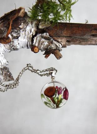 Маленький кулон зі справжніми грибами та квітами в епоксидній смолі.2 фото