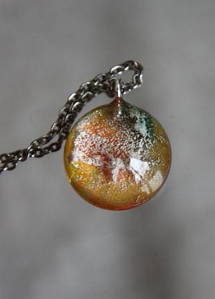 Кулон з епоксидної смоли і чорнил. техніка петрі арт