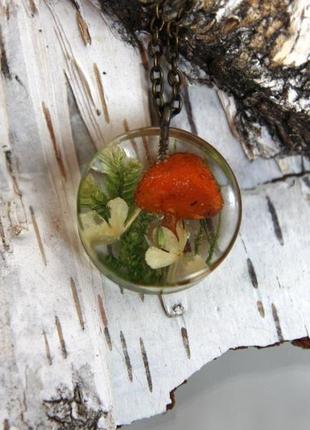 Кулон з грибами, мохом і квітами калини в епоксидній смолі.7 фото