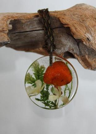 Кулон з грибами, мохом і квітами калини в епоксидній смолі.