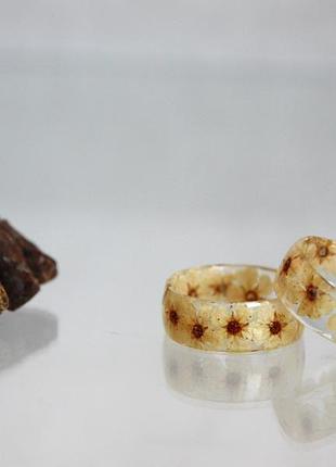 Кільце з білими квітами в епоксидній смолі