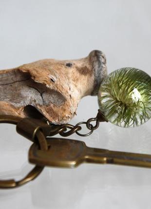 Кулон или брелок с чертополохом в эпоксидной смоле