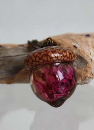 Кулон-жолудь з розою в епоксидній смолі7 фото