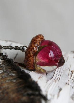 Кулон-жолудь з розою в епоксидній смолі