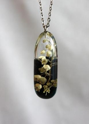 Кулон или брелок с цветами ландыша в эпоксидной смоле