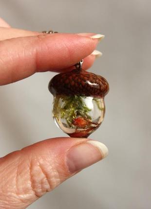 Кулон-жолуд з ягелем, мохом та бутонами вишні в епоксидній смолі8 фото