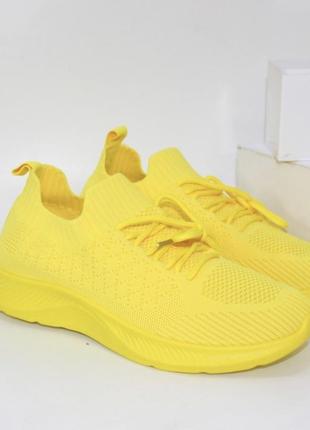 Яркие солнечные текстильные кроссовки на весну-лето